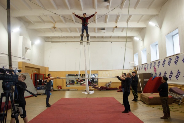 Новый сложный и опасный номер осваивают артисты бурятского цирка