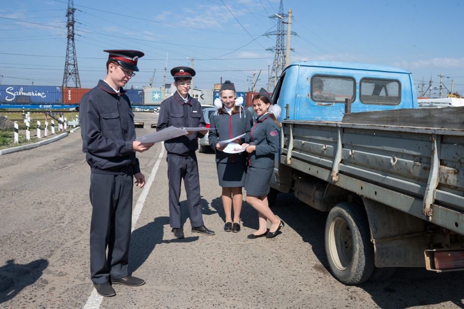 В Чите юные железнодорожники напомнили водителям, как вести себя на железнодорожных переездах