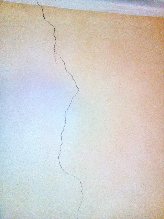 Трещины возникают. Трещина в стене. Землетрясение трещины. Трещина в стене под обоями. Обои с трещинами.