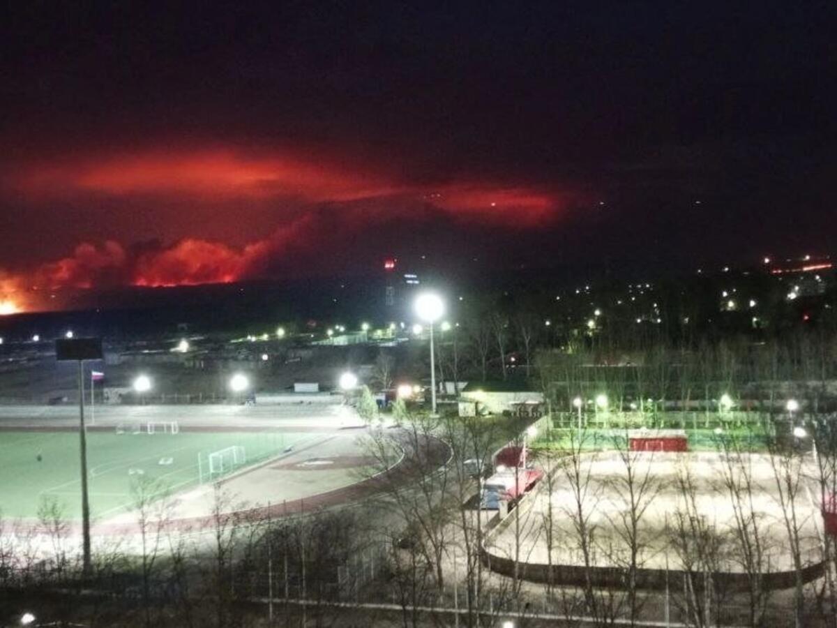 Огонь со степного пожара надвигается на Краснокаменск в Забайкалье