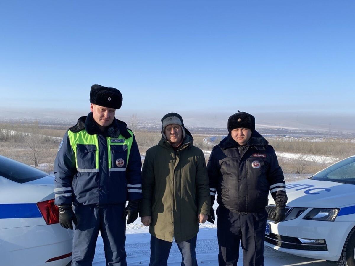 Инспекторы ДПС помогли замерзающему водителю на трассе в Забайкальском крае