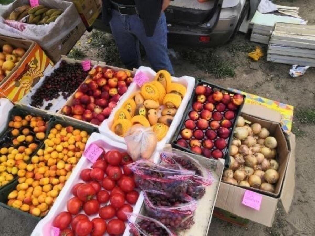 Торговцы фруктами фрукты на базаре в Узб