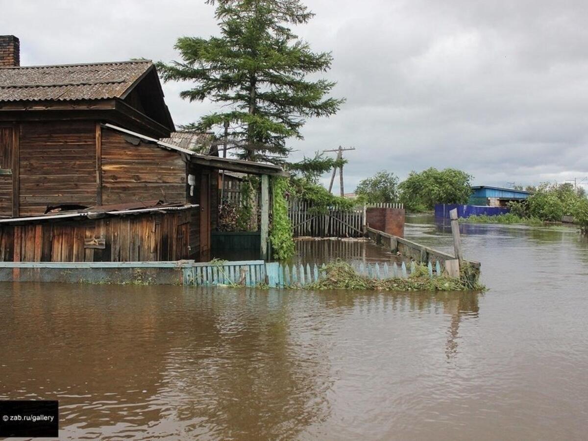 Ручей вышел из русла в селе Улёты в Забайкалье – вода заходит на участки