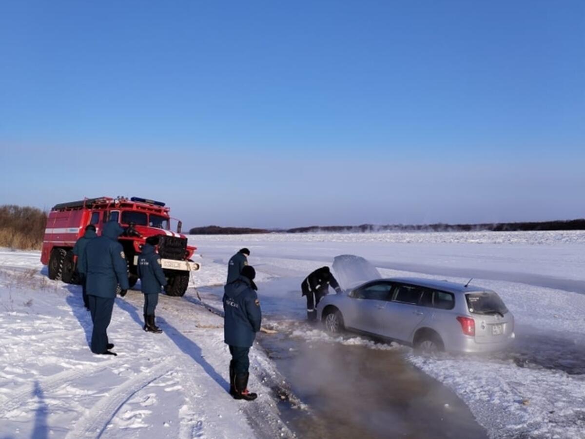 Автомобиль с людьми провалился под лёд 19 декабря в Приамурье