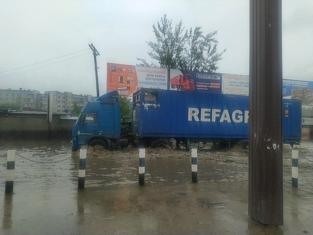 Водители теряют номера машин в луже на улице в Чите