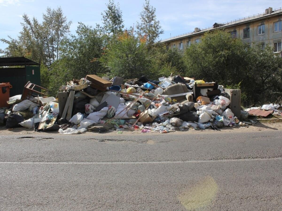 Помойка по улице Корейской в Чите угрожает перекрыть автомобильное движение