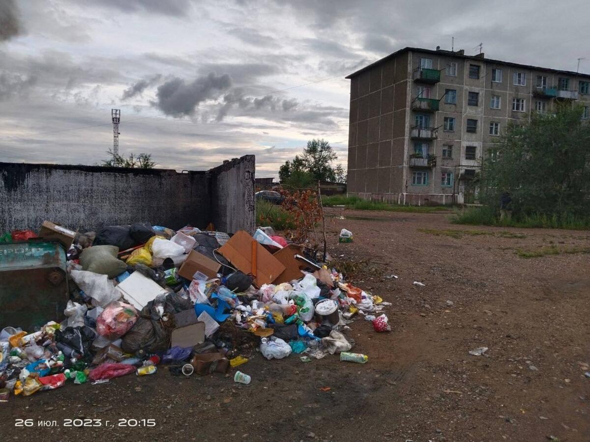 Во дворе села Забайкалья всё лето не вывозили мусор