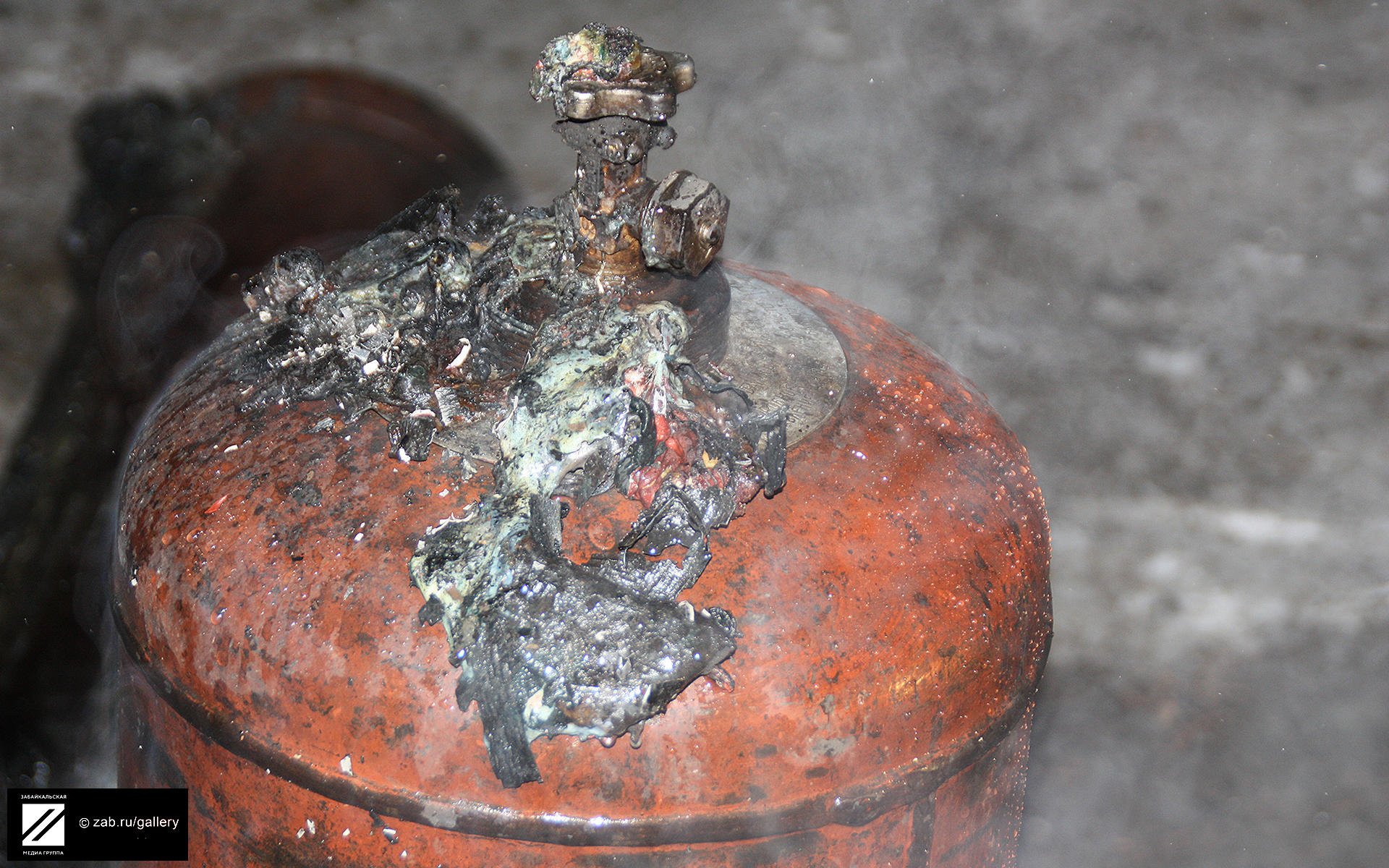 газовый баллон в огне. пожарный с горящим баллоном. газовый баллончик газ горит. горит газовый баллон. горит газовый баллон.