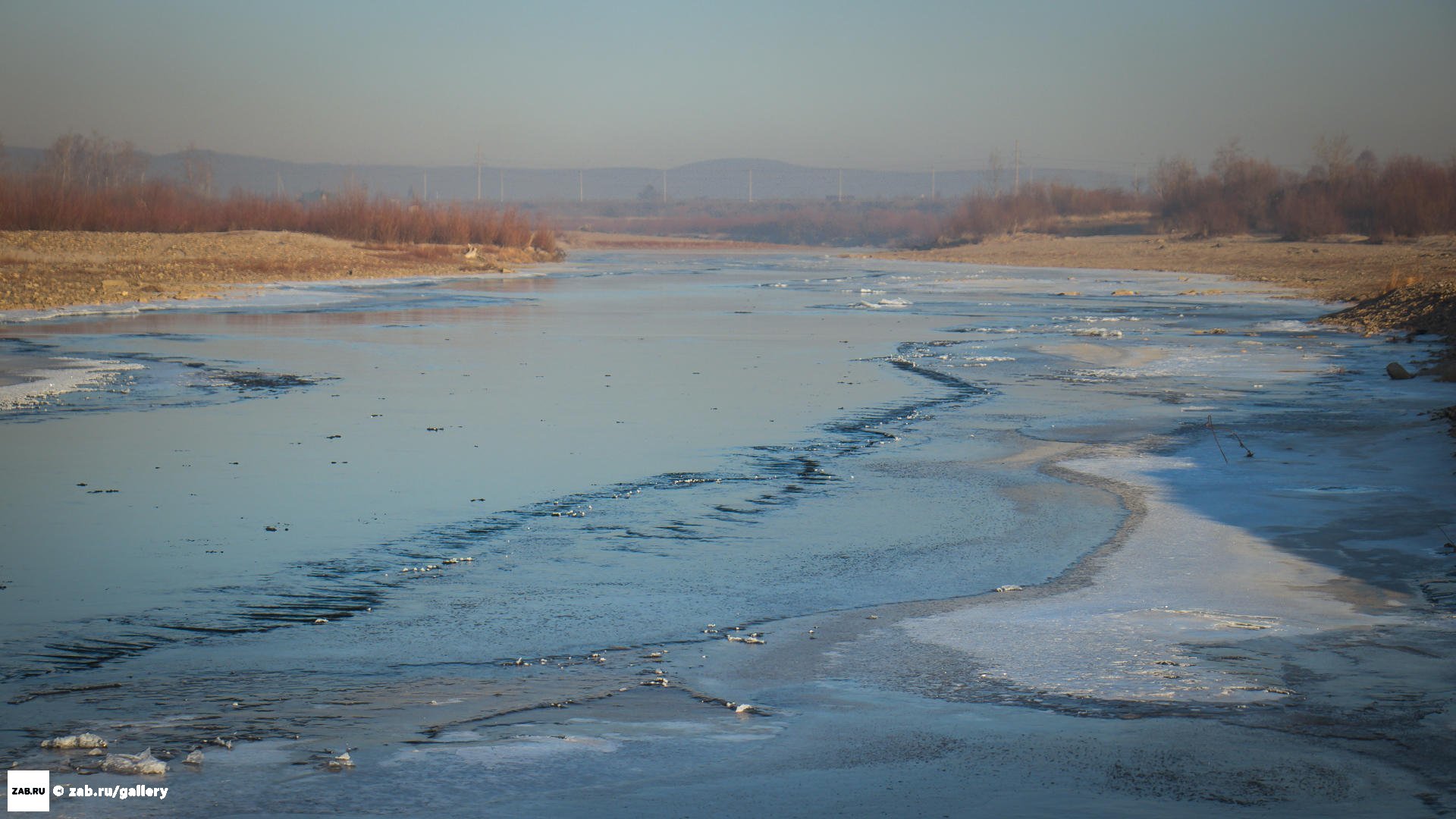 Вода в реке замерзла. Наледи на реках Забайкальского края. Шуга ледостав. Ледостав на реке. Лед на реке.