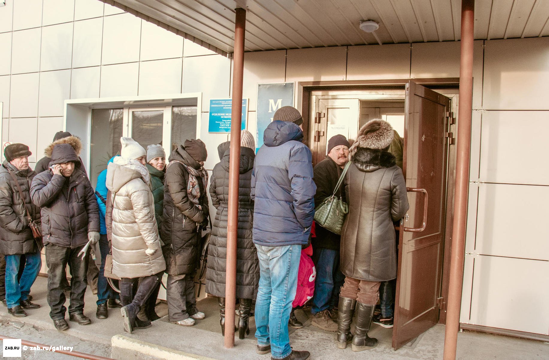 Взлетели цены: Большая очередь за медсправками для водителей выстроилась в  Чите