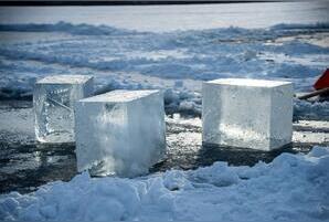 Вандалы сломали новогодние ледовые скульптуры в Чите