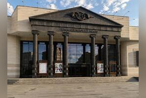 Клумбы и ступени на Театральной площади отремонтируют за 1,6 миллиона