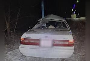 Молодой водитель не справился с управлением и врезался в препятствие