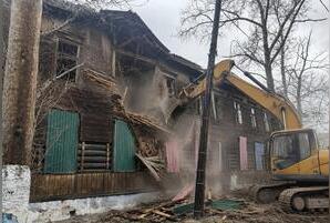 Расселили в 2023-м, снесли в 2026-м: дом на Ленина в Хилке ждал сноса почти 3 года