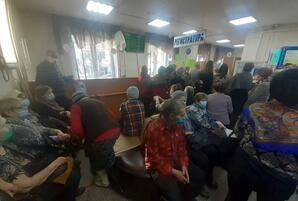 В поликлинике № 2 возникла большая очередь из  пациентов