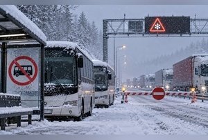 Зима пришла без предупреждения: в Забайкалье отменили автобусы, а большегрузы застряли на трассе
