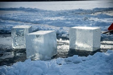 Вандалы сломали новогодние ледовые скульптуры в Чите