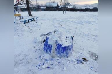 Вандалы разрушили новогоднее оформение в Могоче