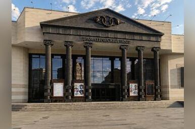 Клумбы и ступени на Театральной площади отремонтируют за 1,6 миллиона