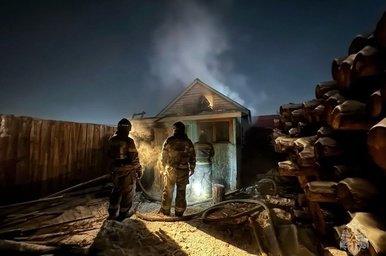 Крыша жилого дома загорелась в Хилке