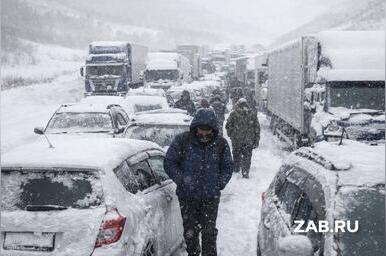 Более 250 человек почти сутки провели без еды и воды в снежном заторе на трассе в Забайкалье