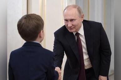 Школьник из Бурятии дважды встретился с Путиным и получил личное обещание