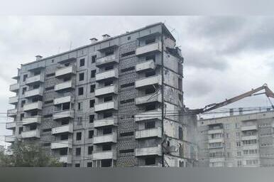 В Северном начали сносить легендарный «Пизанский» дом спустя 6 лет после признания аварийным