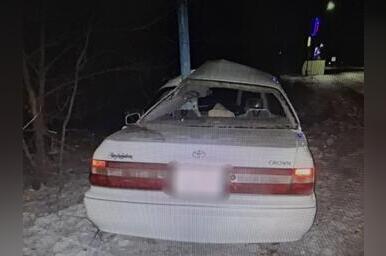 Молодой водитель не справился с управлением и врезался в препятствие
