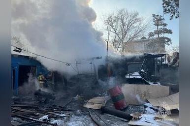 Надворные постройки и гараж загорелись на улице Матвеева