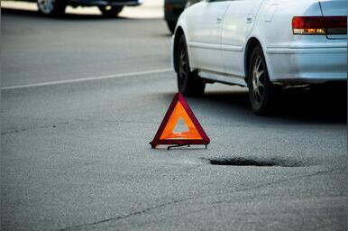 В Чите водитель Nissan Diesel протаранил припаркованные автомобили