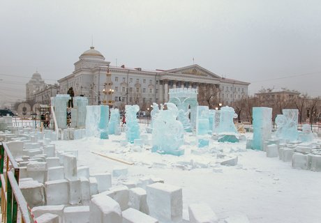 Холодная стройка. Как в центре Читы строят ледовый городок?