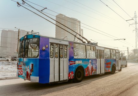 Как выглядит новогодний троллейбус, выехавший на улицы Читы – фоторепортаж ZAB.RU