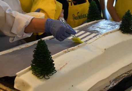 Торт в виде дороги приготовил зампред правительства Паздников