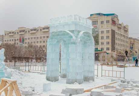 Холодная стройка. Как в центре Читы строят ледовый городок?