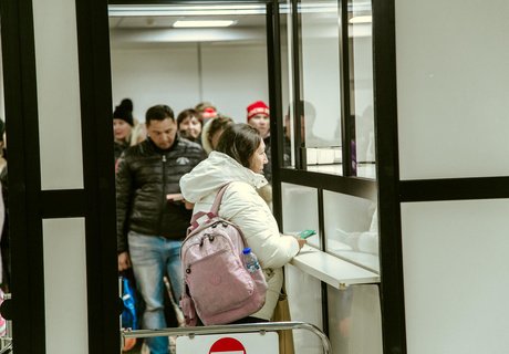 «Х-Скан» и кинологи – как проверяют туристов в аэропорту Читы