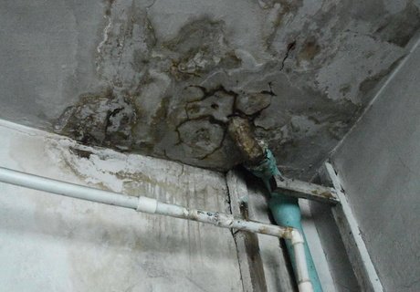 Дожди затопили мастерскую заслуженного художника