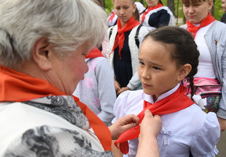 Школьники вступили в пионеры
