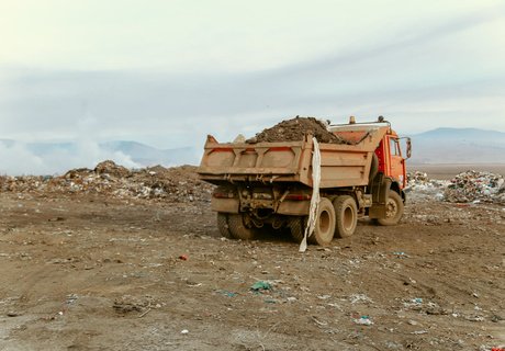 Фоторепортаж: Городская свалка Читы стала пожарищем и местом ЧС