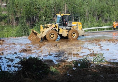 Обрушившийся на дорогу под Читой сель