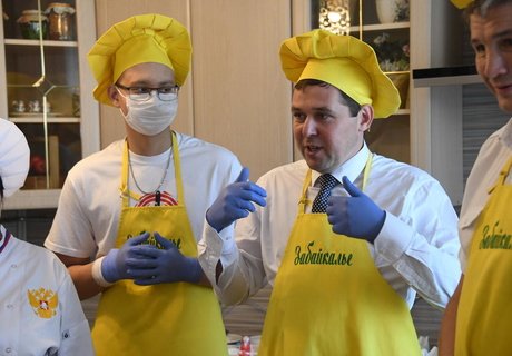 Торт в виде дороги приготовил зампред правительства Паздников