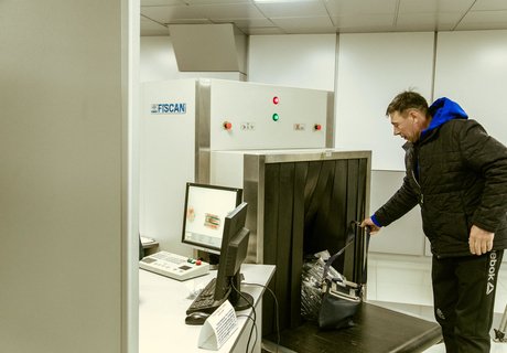 «Х-Скан» и кинологи – как проверяют туристов в аэропорту Читы