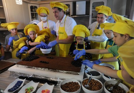 Торт в виде дороги приготовил зампред правительства Паздников