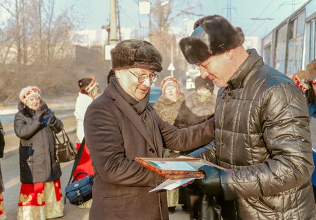 Как выглядит новогодний троллейбус, выехавший на улицы Читы – фоторепортаж ZAB.RU