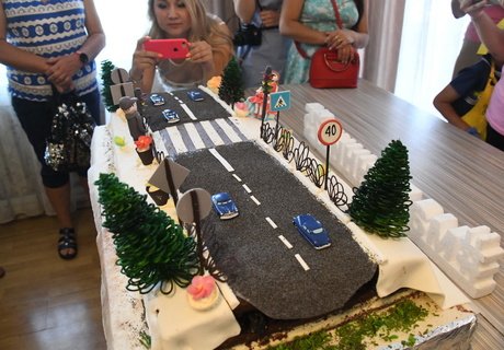 Торт в виде дороги приготовил зампред правительства Паздников