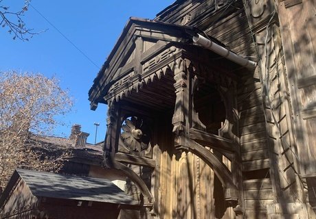 История и разруха: символы прошлого среди аварийного жилья