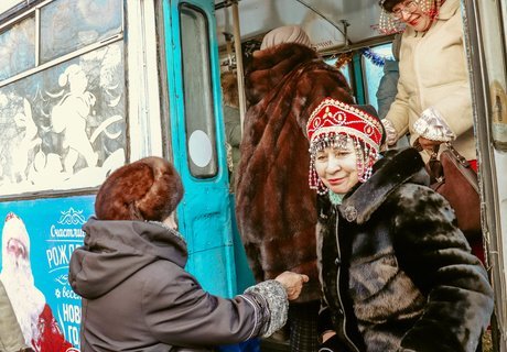Как выглядит новогодний троллейбус, выехавший на улицы Читы – фоторепортаж ZAB.RU
