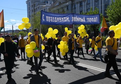 Красочное шествие трудовых коллективов в День Читы