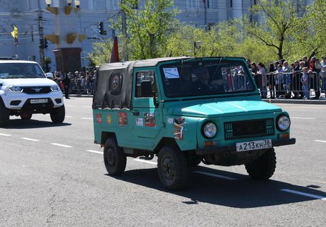 Красочное шествие трудовых коллективов в День Читы