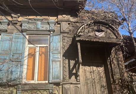 История и разруха: символы прошлого среди аварийного жилья