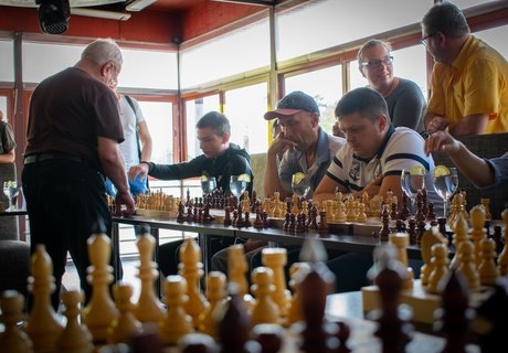 Сеанс одновременной игры в шахматы с международным мастером прошёл в МАКСИ